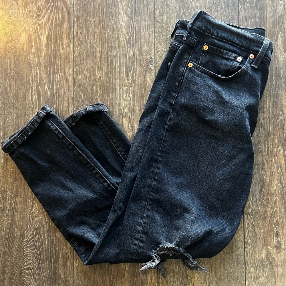 Black distressed Levi’s 501 skinny jeans